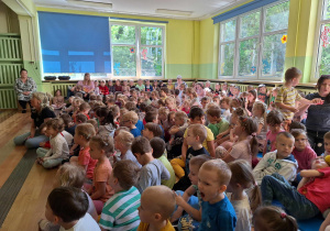 Wszystkie dzieci kibicowały swoim występującym kolegom.
