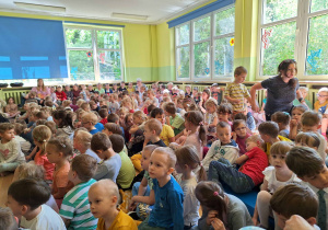 Wszystkie dzieci kibicowały swoim występującym kolegom.