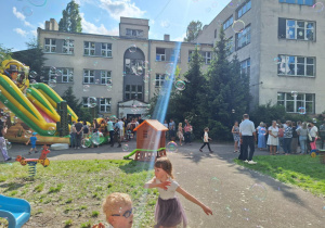 Zabawy z bańkami mydlanymi