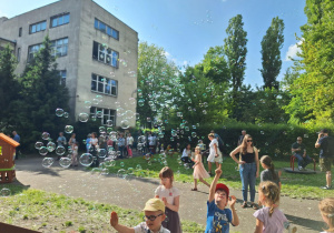Zabawy z bańkami mydlanymi