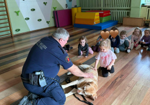 Dzieci z grupy "Nutki" podczas zajęć ze Strażą Miejską