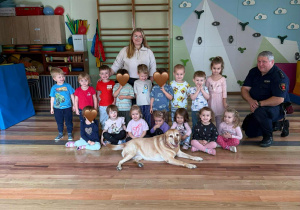 Dzieci z grupy "Nutki" podczas zajęć ze Strażą Miejską