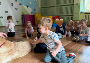 Dzieci z grupy "Nutki" podczas zajęć ze Strażą Miejską