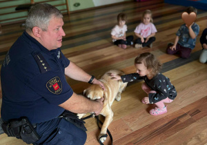 Dzieci z grupy "Nutki" podczas zajęć ze Strażą Miejską