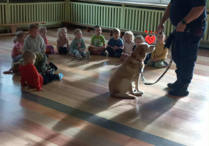 Dzieci z grupy "Odkrywcy" podczas zajęć ze Strażą Miejską