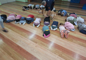 Dzieci podczas zajęć ze Strażą Miejską