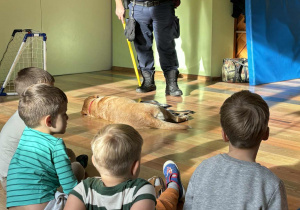 Dzieci z grupy "Pszczółki" podczas zajęć ze Strażą Miejską
