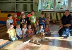 Dzieci z grupy "Odkrywcy" podczas zajęć ze Strażą Miejską