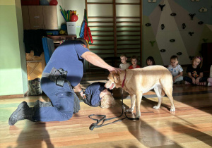 Dzieci z grupy "Pszczółki" podczas zajęć ze Strażą Miejską