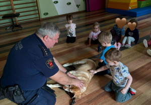 Dzieci z grupy "Nutki" podczas zajęć ze Strażą Miejską