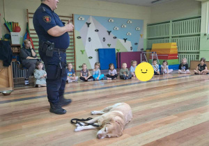 Dzieci podczas zajęć ze Strażą Miejską