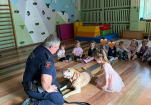 Dzieci z grupy "Nutki" podczas zajęć ze Strażą Miejską