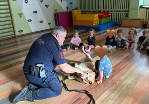 Dzieci z grupy "Nutki" podczas zajęć ze Strażą Miejską