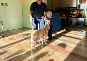 Dzieci z grupy "Pszczółki" podczas zajęć ze Strażą Miejską