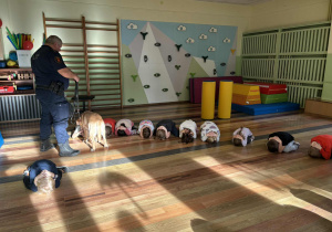 Dzieci z grupy "Pszczółki" podczas zajęć ze Strażą Miejską