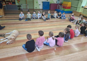 Dzieci podczas zajęć ze Strażą Miejską