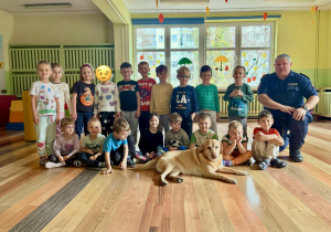 Dzieci z grupy "Pszczółki" podczas zajęć ze Strażą Miejską