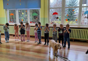 Dzieci podczas zajęć ze Strażą Miejską