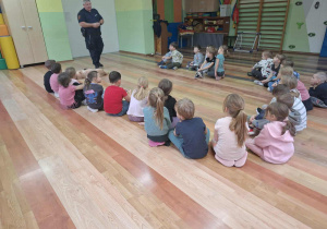 Dzieci podczas zajęć ze Strażą Miejską
