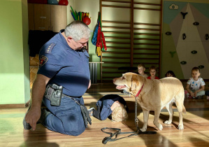 Dzieci z grupy "Pszczółki" podczas zajęć ze Strażą Miejską