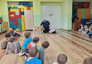 Dzieci podczas zajęć ze Strażą Miejską