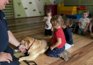 Dzieci z grupy "Nutki" podczas zajęć ze Strażą Miejską