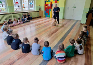 Dzieci podczas zajęć ze Strażą Miejską