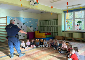 Dzieci z grupy "Nutki" podczas zajęć ze Strażą Miejską