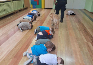 Dzieci podczas zajęć ze Strażą Miejską