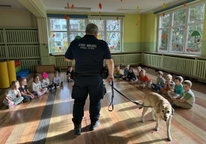 Dzieci z grupy "Pszczółki" podczas zajęć ze Strażą Miejską