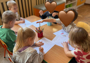 Dzieci z grupy Nutki podczas zajęć i zabaw ruchowych