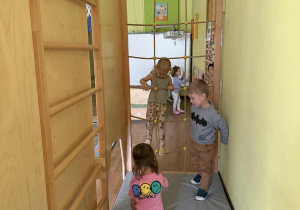 Dzieci z grupy Nutki podczas zajęć i zabaw ruchowych