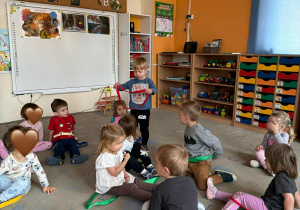 Dzieci z grupy Nutki podczas zajęć i zabaw ruchowych