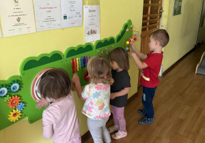 Dzieci z grupy Nutki podczas zajęć i zabaw ruchowych