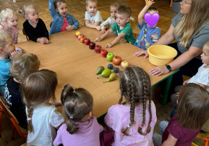 Dzieci z grupy Nutki podczas zabaw i zajęć