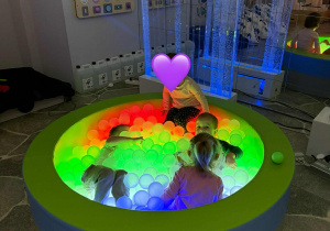 Dzieci z grupy Nutki podczas zabaw i zajęć