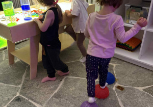 Dzieci z grupy Nutki podczas zabaw i zajęć