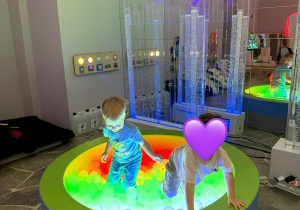 Dzieci z grupy Nutki podczas zabaw i zajęć