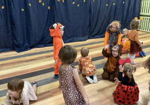 Dzieci z grupy Nutki podczas Balu Jesieni