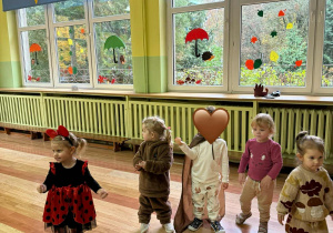 Dzieci z grupy Nutki podczas Balu Jesieni