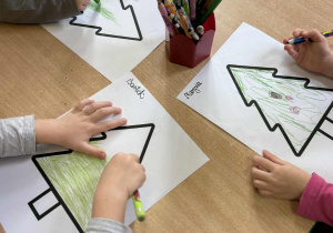 Dzieci z grupy "Nutki" podczas zajęć plastycznych