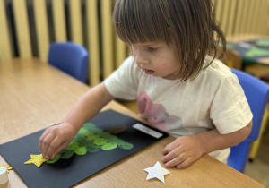 Dzieci z grupy "Nutki" podczas zajęć plastycznych