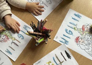 Dzieci z grupy "Nutki" podczas zajęć plastycznych