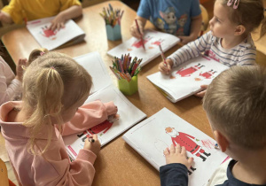 Dzieci z grupy "Nutki" podczas zajęć plastycznych