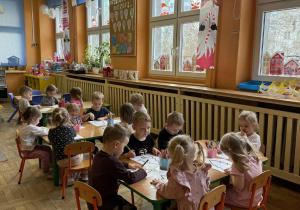Dzieci z grupy "Nutki" podczas zajęć plastycznych