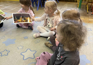 Dzieci z grupy "Nutki" podczas zajęć dydaktycznych