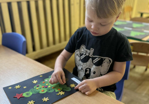 Dzieci z grupy "Nutki" podczas zajęć plastycznych