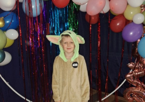 Dzieci podczas balu karnawałowego