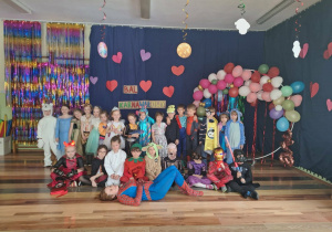 Dzieci podczas balu karnawałowego