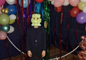 Dzieci podczas balu karnawałowego